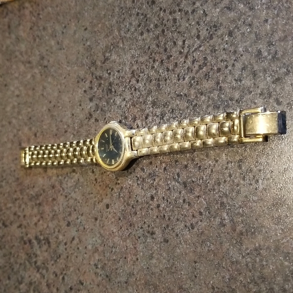 Vtge Pulsar Ladies GOLDTONE STAINLESS STEEL WATCH BLACK DIAL Water resist - Picture 2 of 3